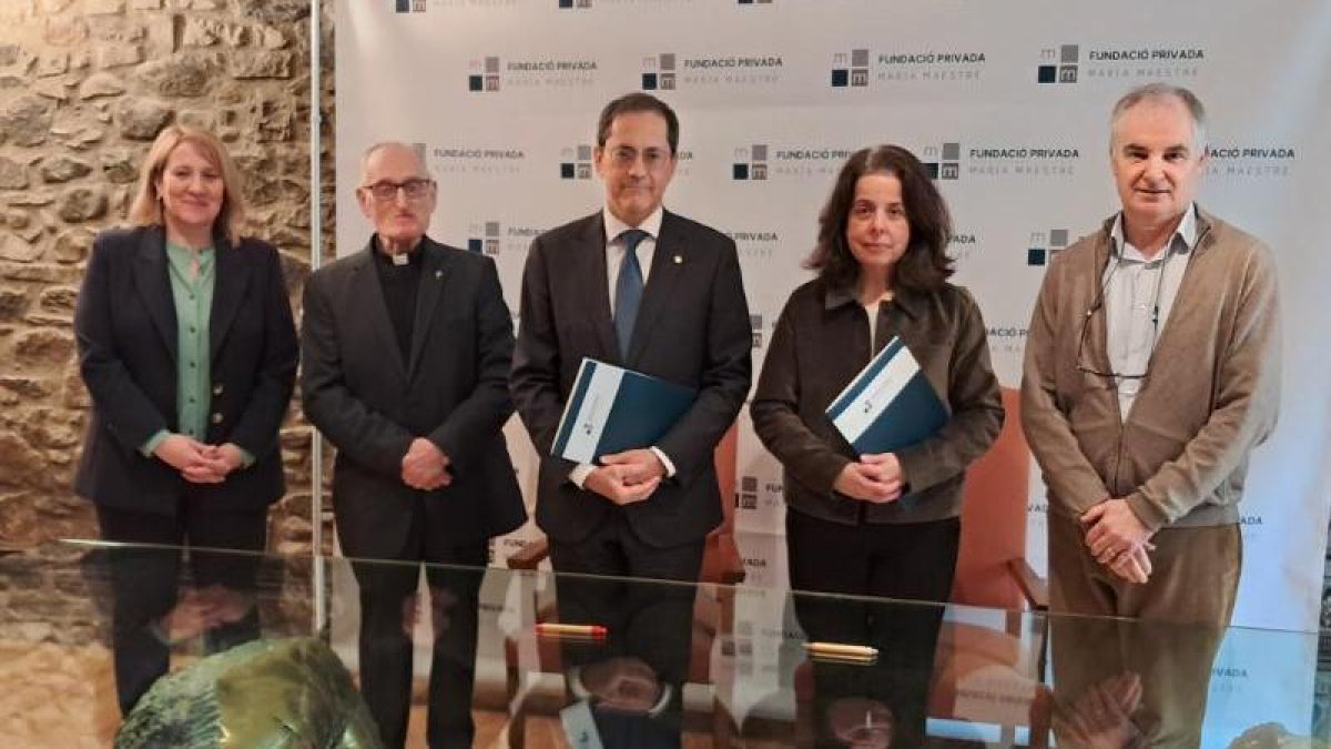 Els signants del pacte entre la Fundació Privada Maria Maestre i el ministeri d'Afers Socials i els col·legis Sant Ermengol i Mare Janer.