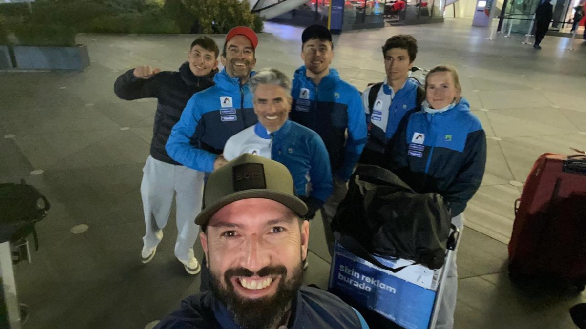 La delegació andorrana d'esquí de muntanya a l'arribada a Azarbaidjan.