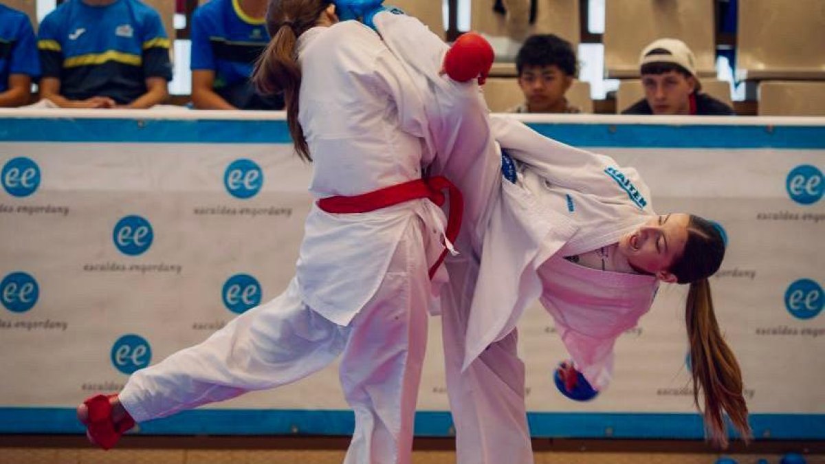 La karateka Aina Padilla en una competició.