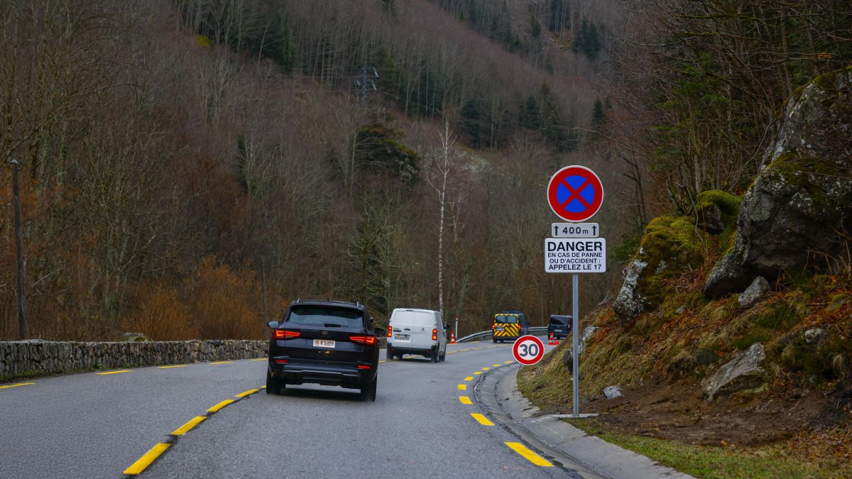 Vehicles al tram de carretera afectat per l’esllavissada, ahir.