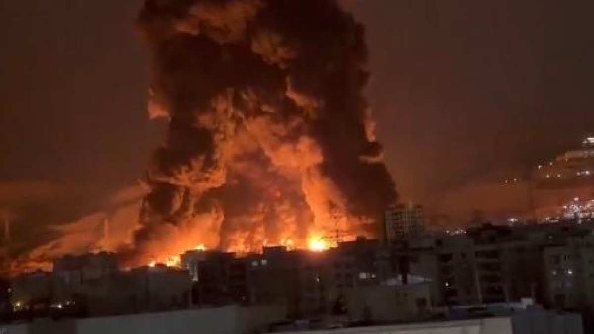 Un bombardeig israelià sobre una refineria de petroli a Teheran.