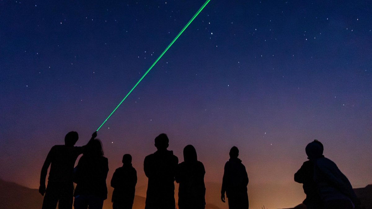 Persones observant les estrelles amb un guia a La Massana.