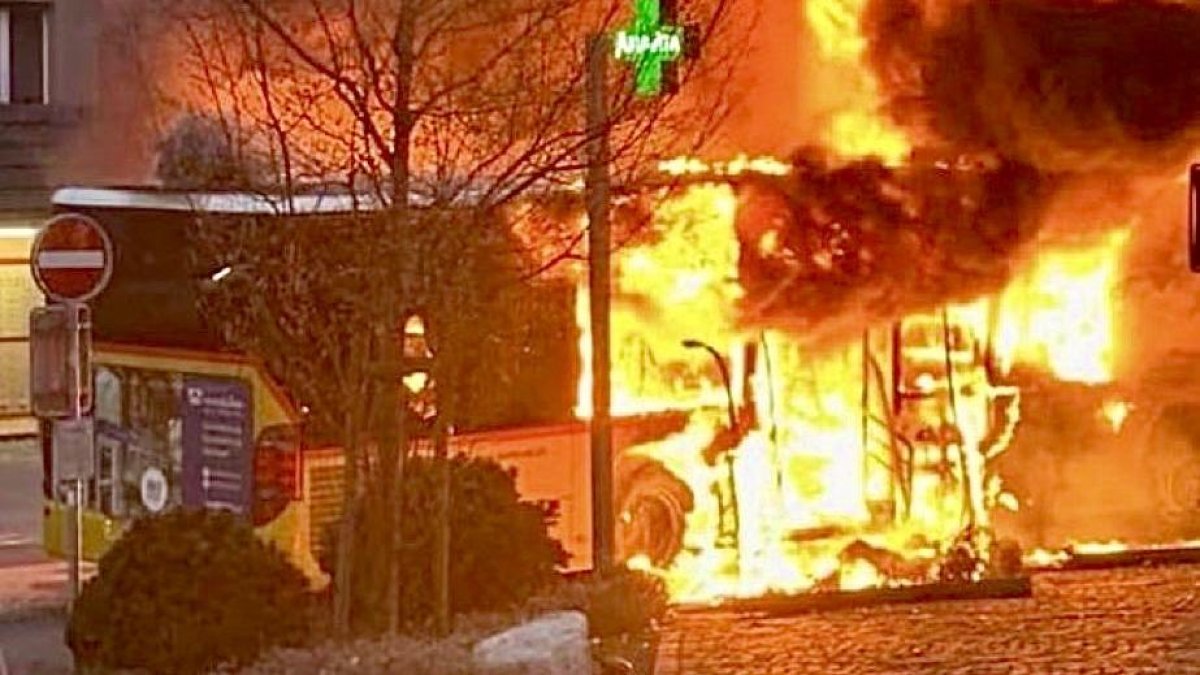 Un home es cala foc en un autobús a Suïssa i provoca la mort de cinc persones