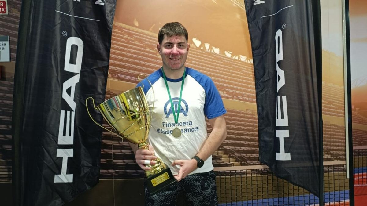 Jordi Trilla, amb el trofeu.