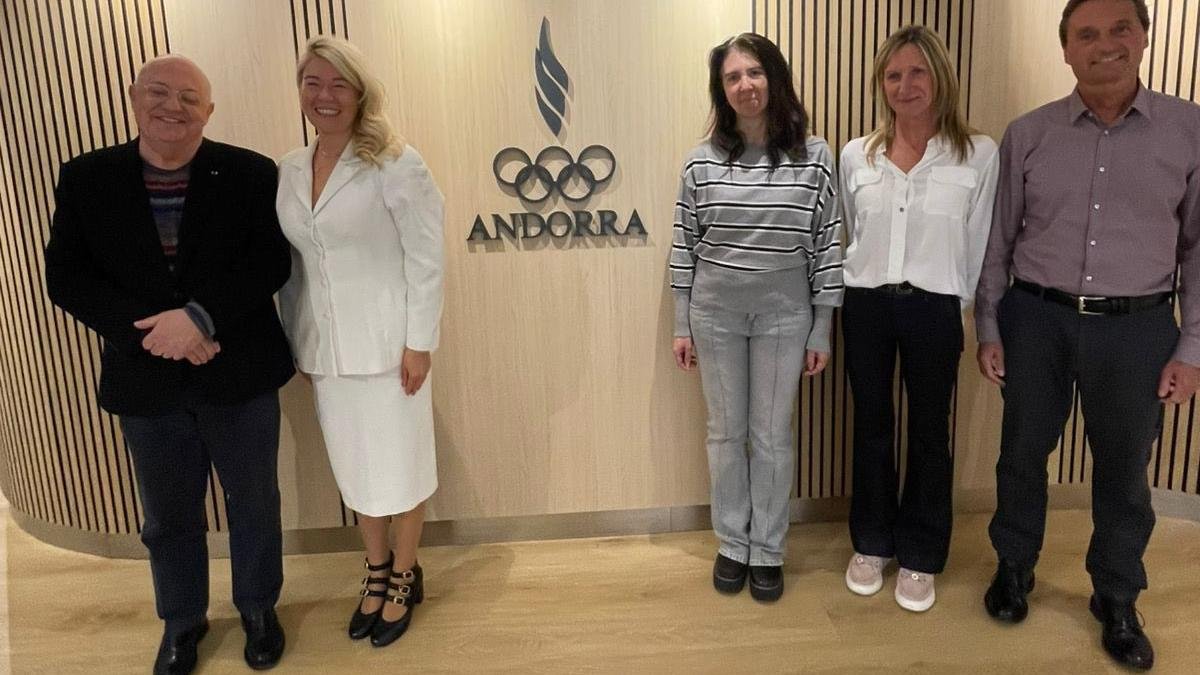 La secretaria general adjunta del comitè olímpic rus al costat del president del COA, Xavier Espot, i altres representants a la seu del comitè andorrà.