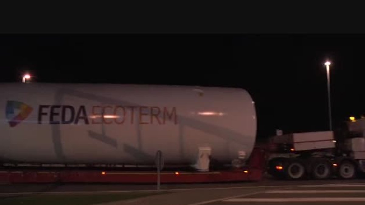 Arriben els dos dipòsits de gas natural liquat