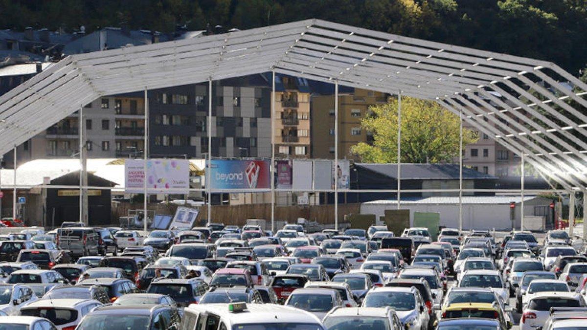 Els turismes amb  matrícula anterior  a C8000, vetats a  Barcelona el 2019