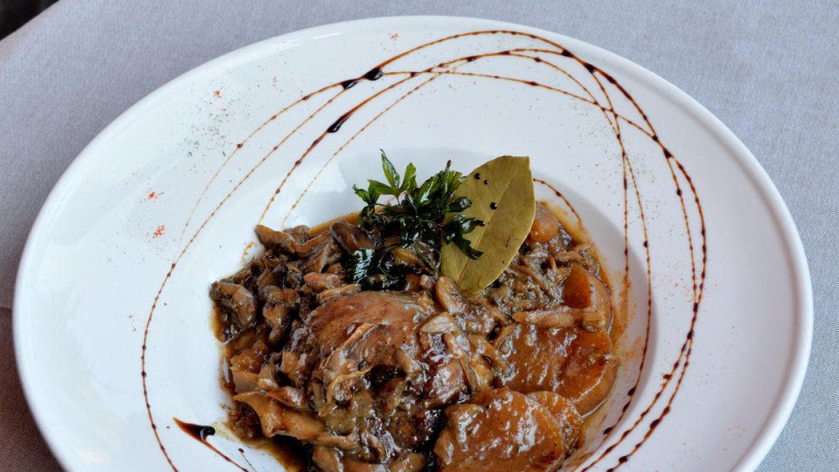 Galtes de porc amb naps i bolets