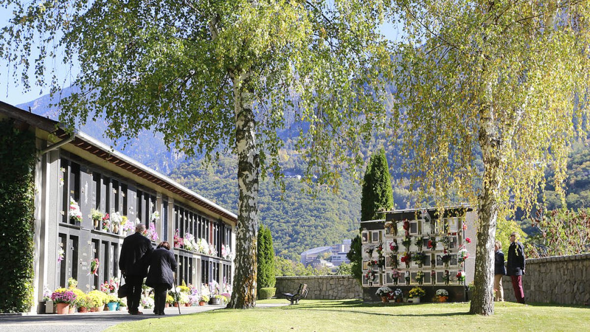 Moltes flors i moltes visites per recordar els difunts