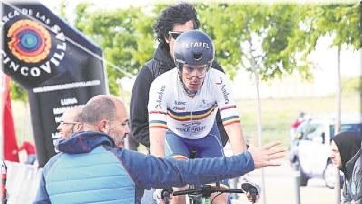 “No ets professional però cal 'tirar hores' com si ho fossis”