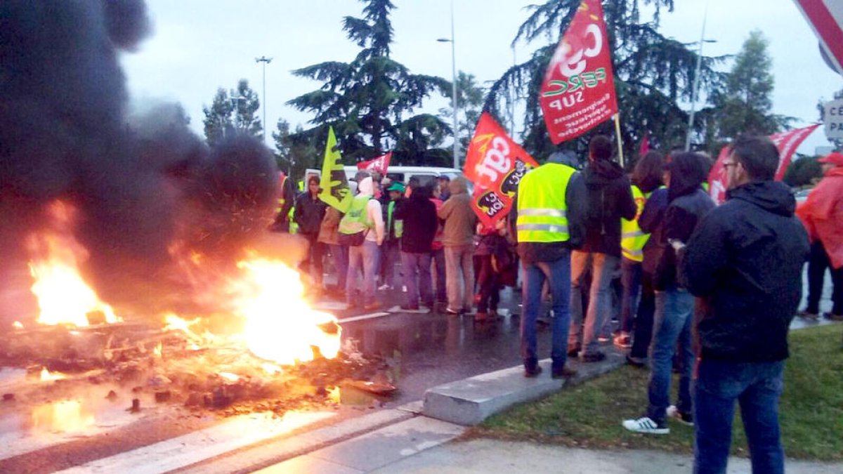 La vaga a França deixa l'autobús a l'aeroport de Tolosa bloquejat fora de la terminal