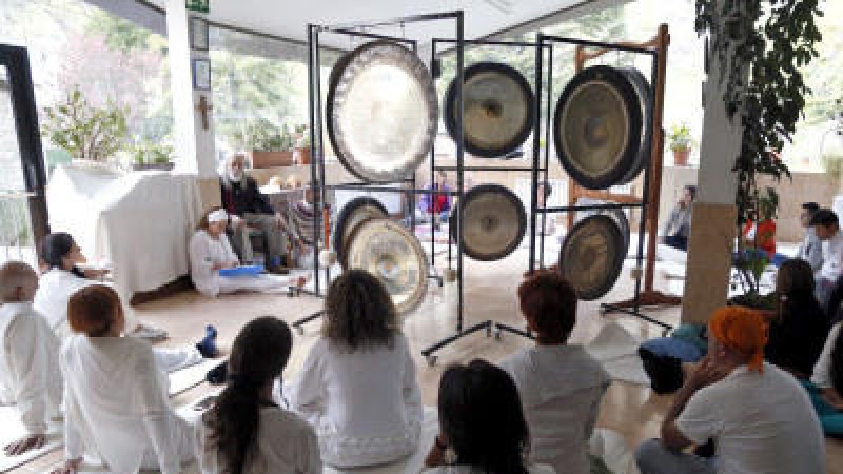 Nit de sons espirituals i meditació a Aina