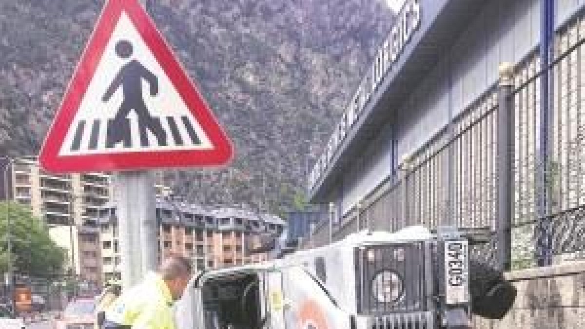 Tres ferits lleus en bolcar un vehicle al vial del Pobladó