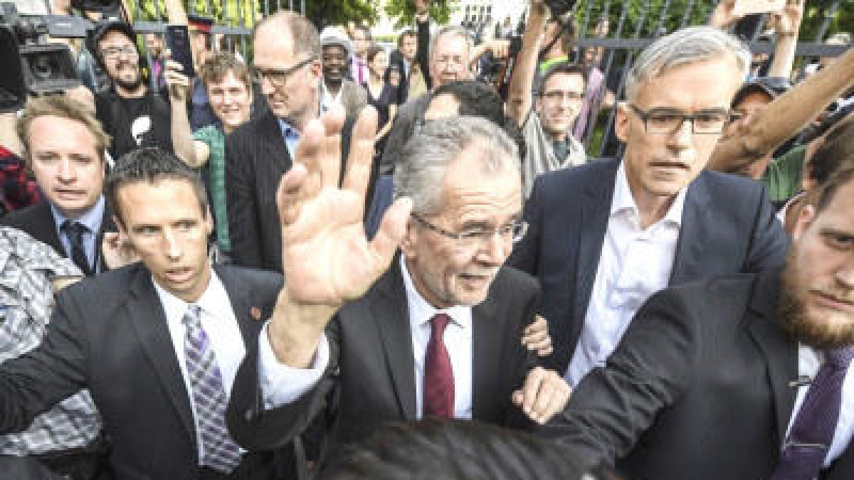 El vot per correu dóna un ajustat triomf a l'ecologista Van der Bellen