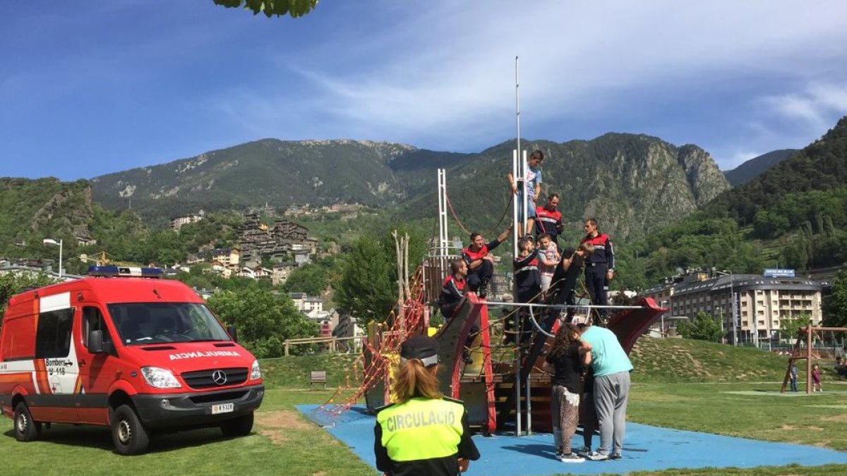 Participació d'Andorra en el nou calendari solidari de Bombers amb Causa