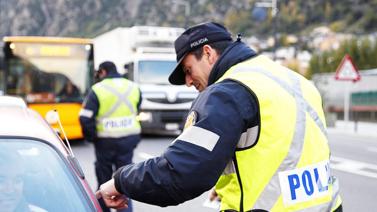 Enxampats amb droga en un control rutinari