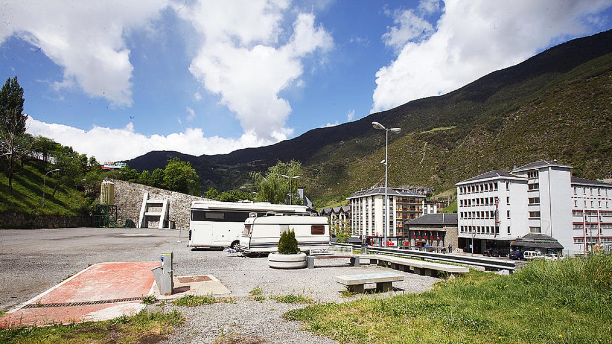 El comú contractarà cinc persones per reforçar la neteja dels carrers