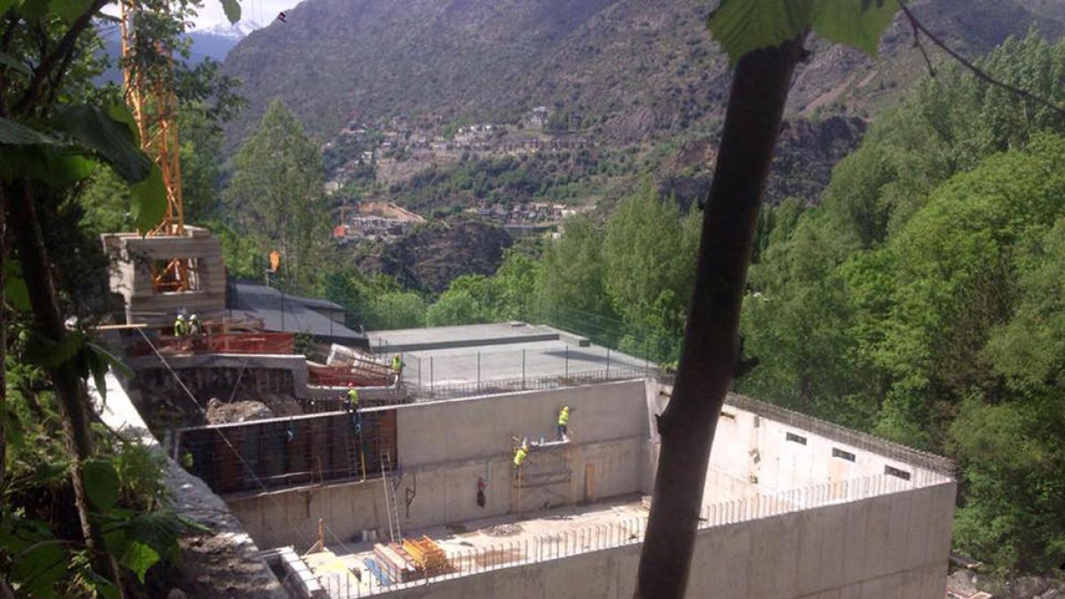 El nou dipòsit que s'està construint a la carretera de la Plana.