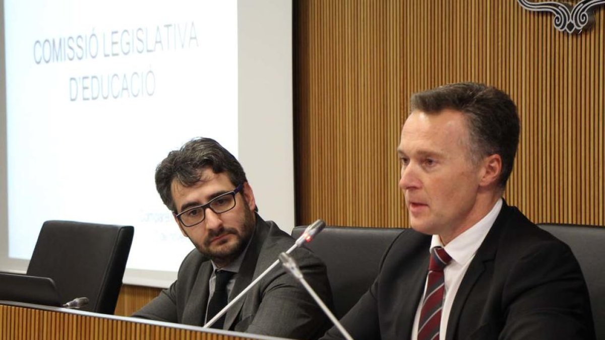 El ministre d'Educació i Ensenyament Superior, Eric Jover, amb el preisdent de la Comissió Legislativa d'Educació, Recerca, Cultura i Esports, Ferran Costa.