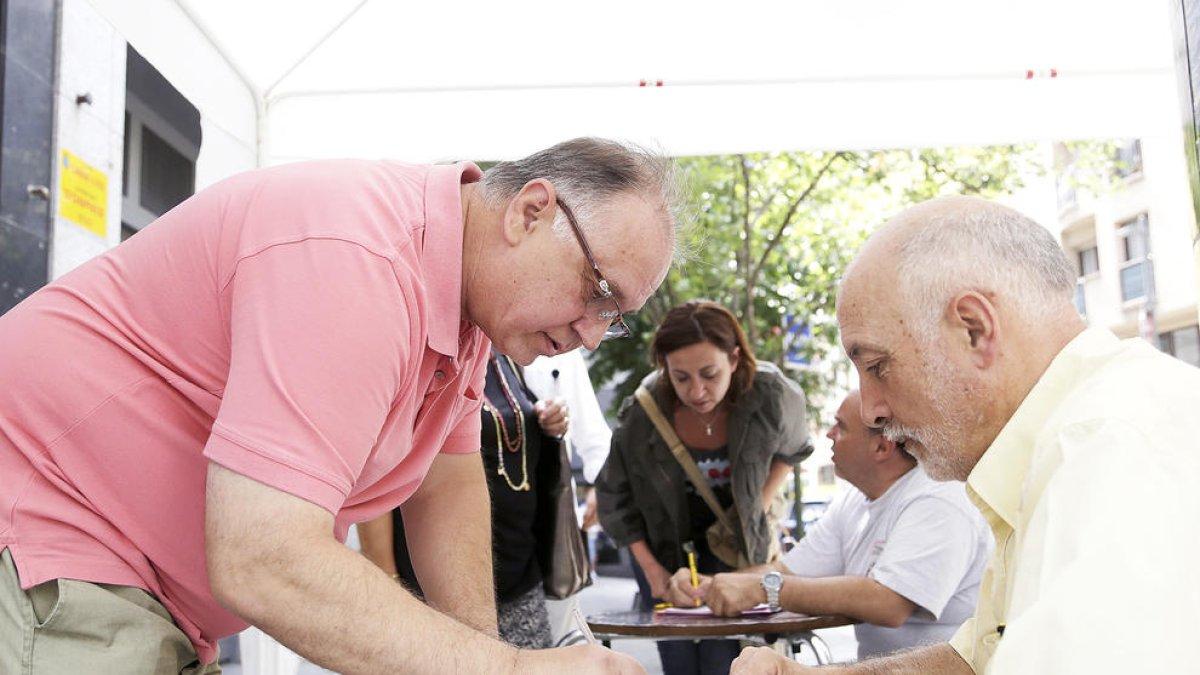 Més de 7.000 firmes a favor que els residents puguin votar a les comunals