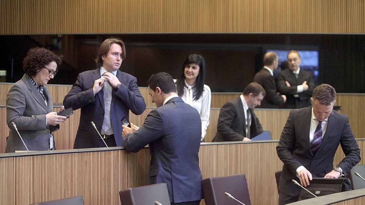 Divisió entre els agents socials per la moció de censura de Liberals