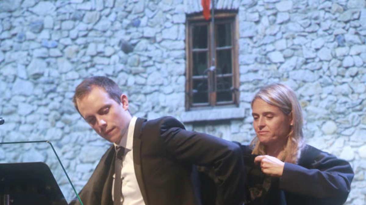 Tres aspirants s'examinen per obtenir el certificat d'aptitud per exercir l'advocacia