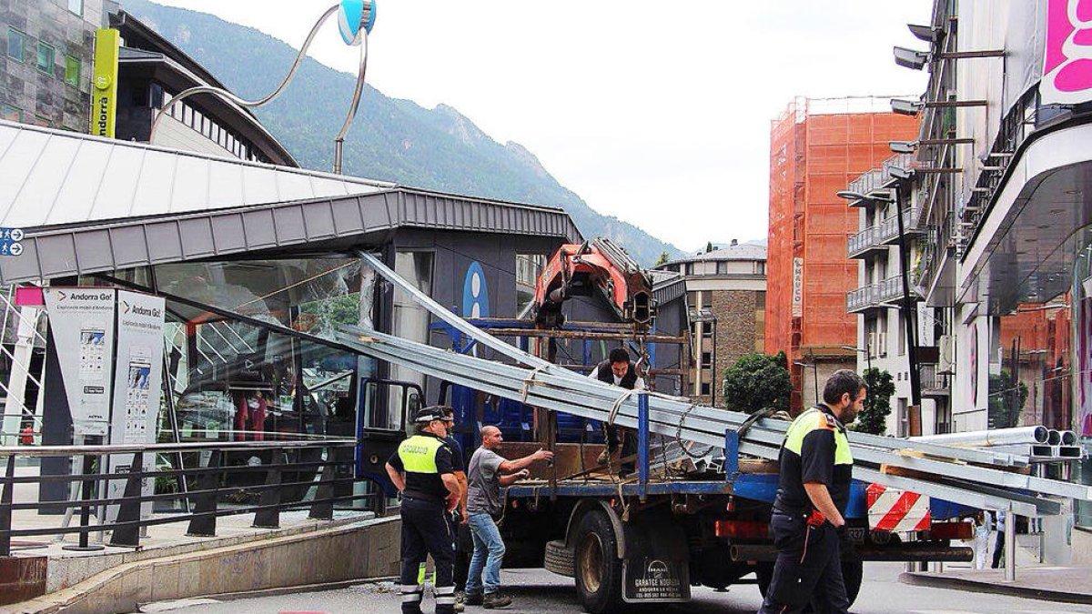 Ensurt a l'oficina de turisme per l'accident d'un camió