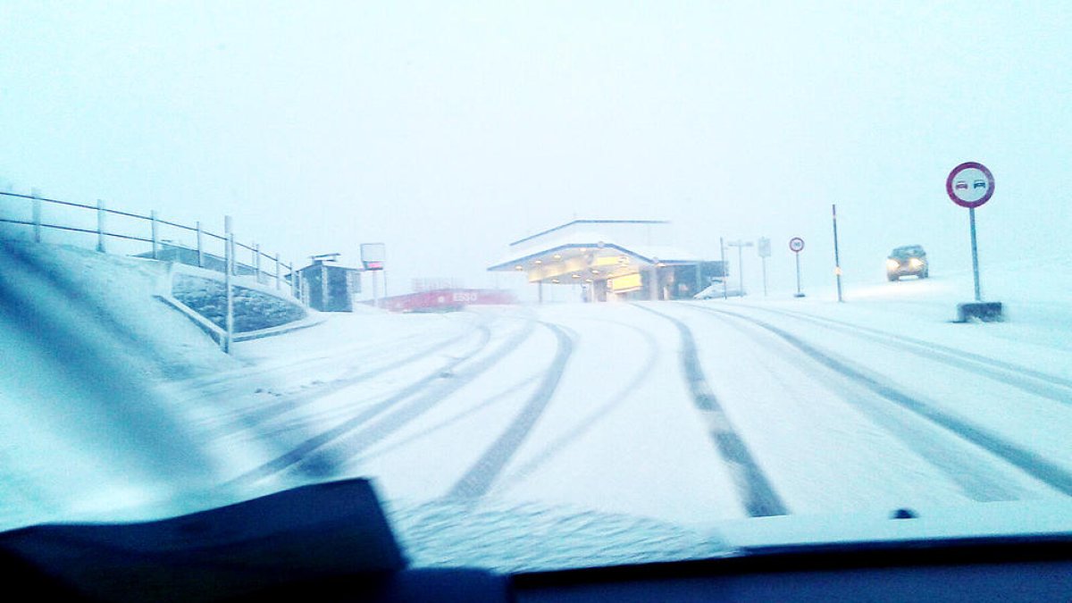 La neu al Pas fa obligatori l'ús de cadenes al Port d'Envalira