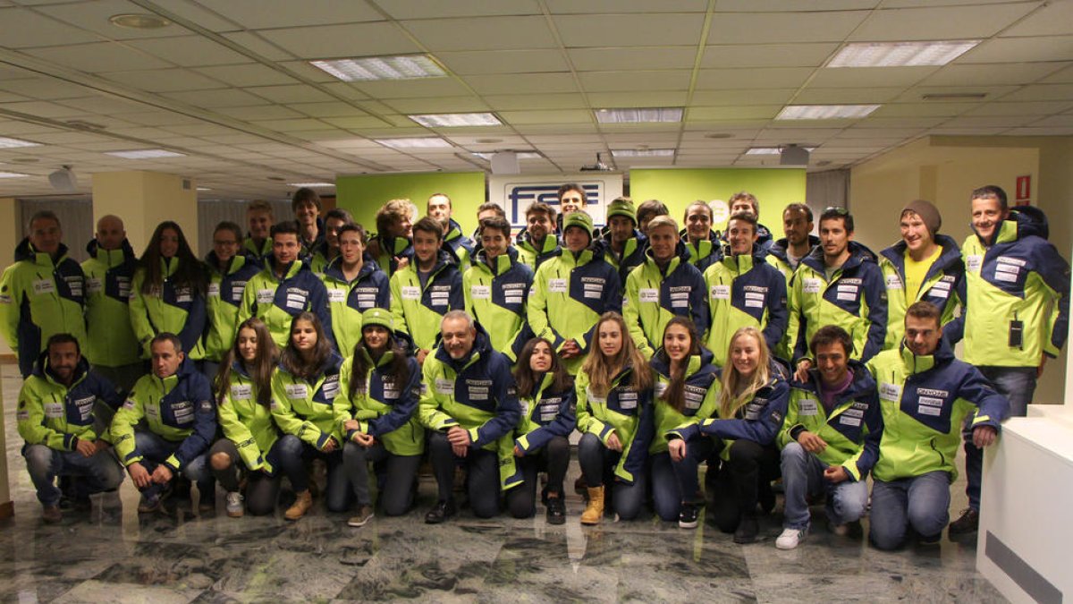 Foto de família de la Federació Andorrana d'Esquí (FAE)