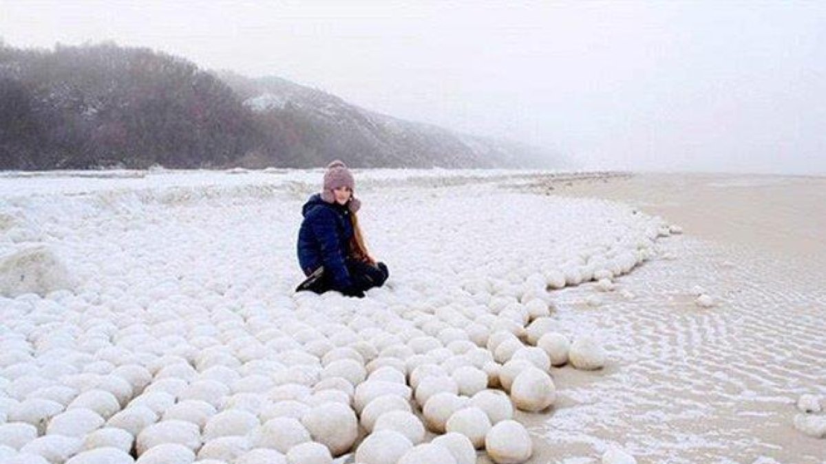 Flocs de neu de la mida d'una síndria apareixen a una platja de Sibèria