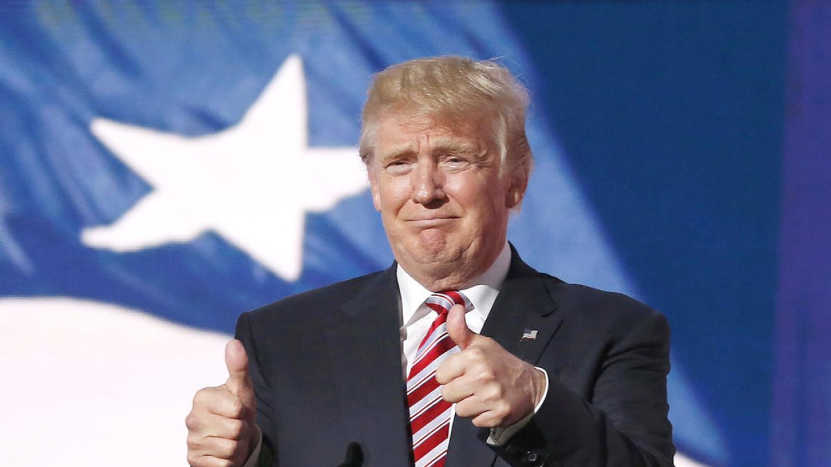 Trump agafa avantatge en una nova enquesta