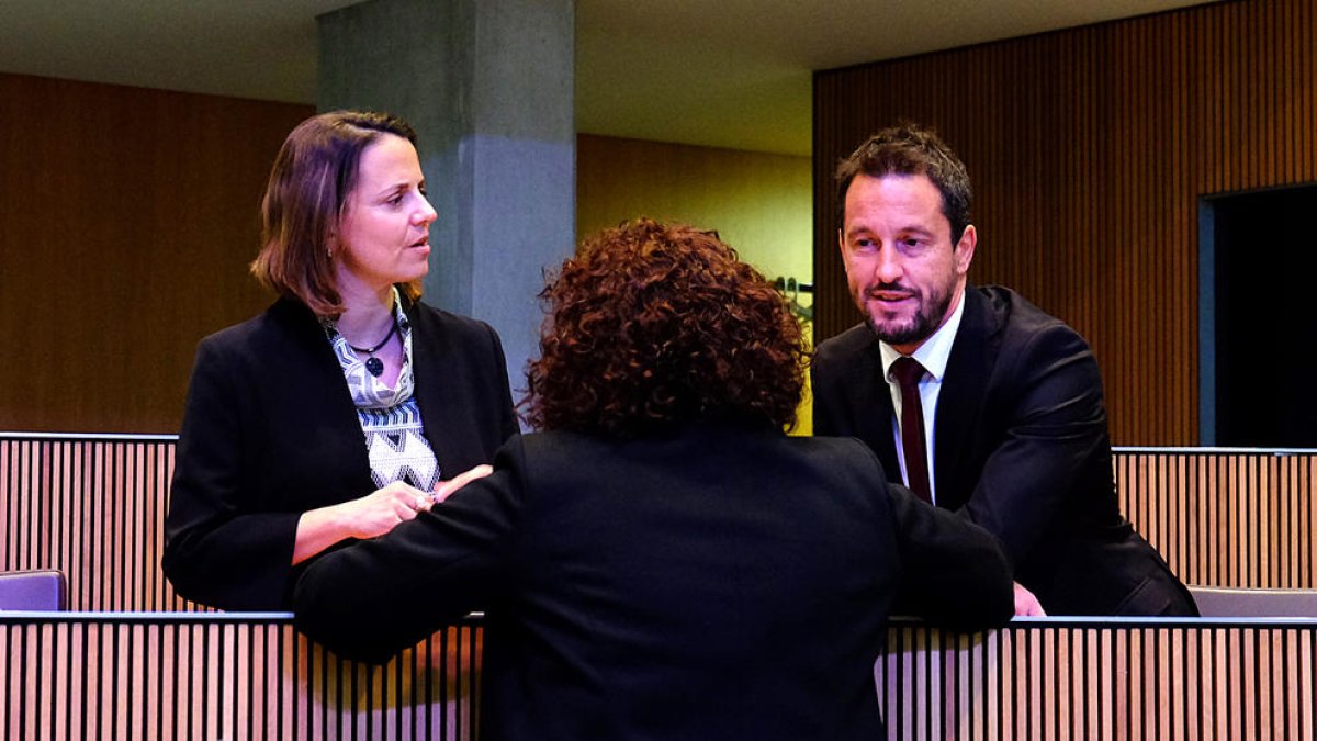 Els consellers socialdemòcrates Rosa Gili i Pere López conversen amb la consellera liberal Judith Pallarés