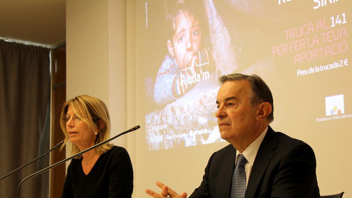 Inés Martí, responsable de Comunicació i Imatge Corporativa d'Andorra Telecom, i Amadeu Rocamora, president de Caritas Andorra, entitat que presideix la plataforma d'ONG del país