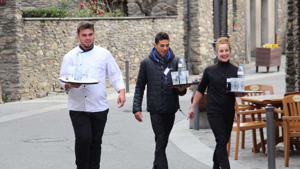 Cursa de cambrers al centre d'Ordino