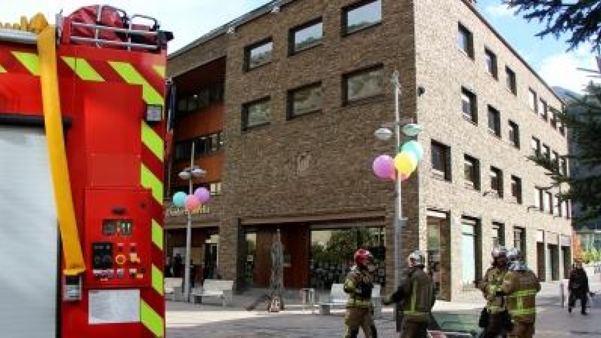 Desallotjat el Comú d'Andorra la Vella per un avís de fum