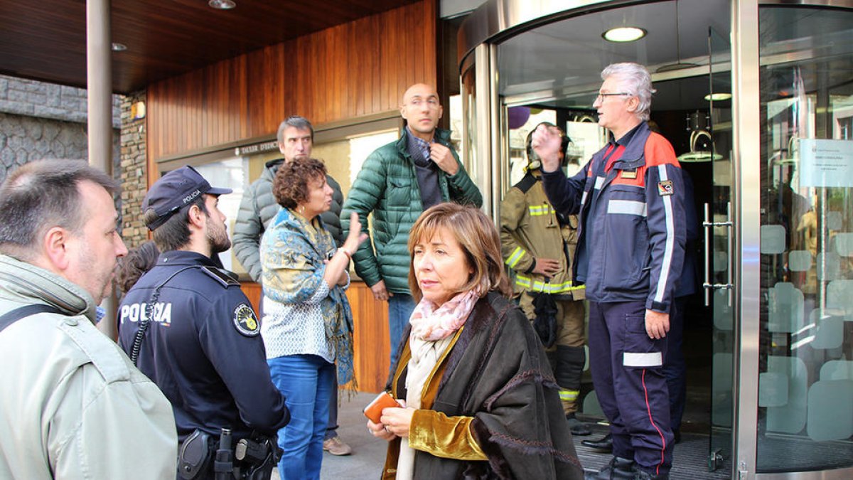 Els bombers evacuen el comú de la capital per un avís de fum