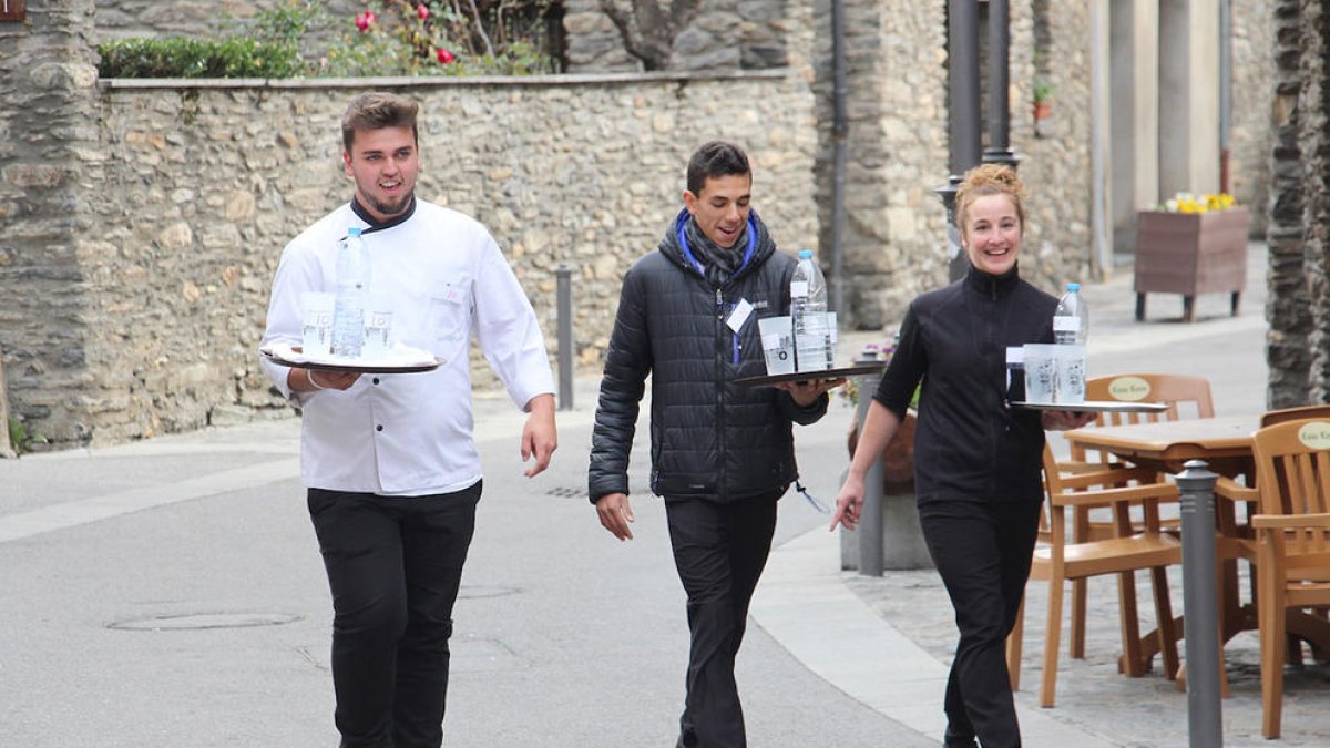 Una quarantena de persones participen a la primera cursa de cambrers d'Ordino