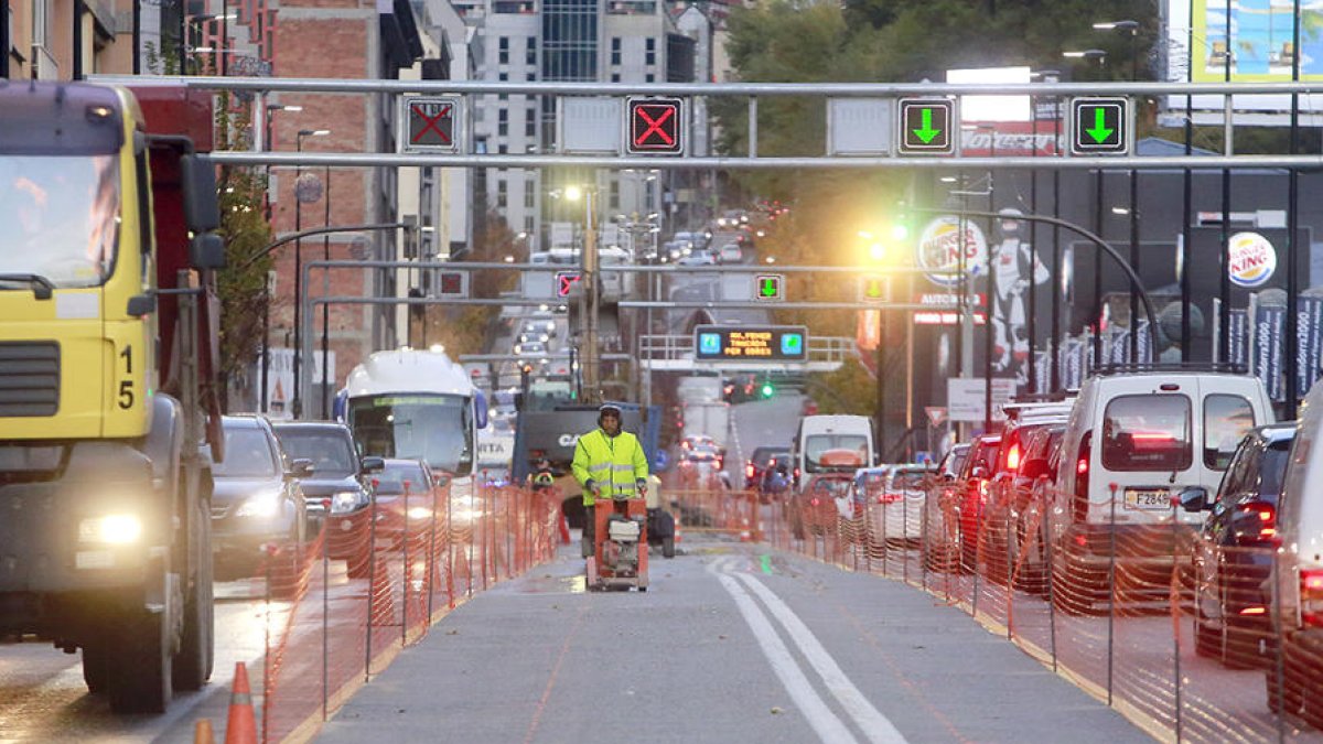 Carrils més amples per facilitar el pas dels camions a l'avinguda Tarragona