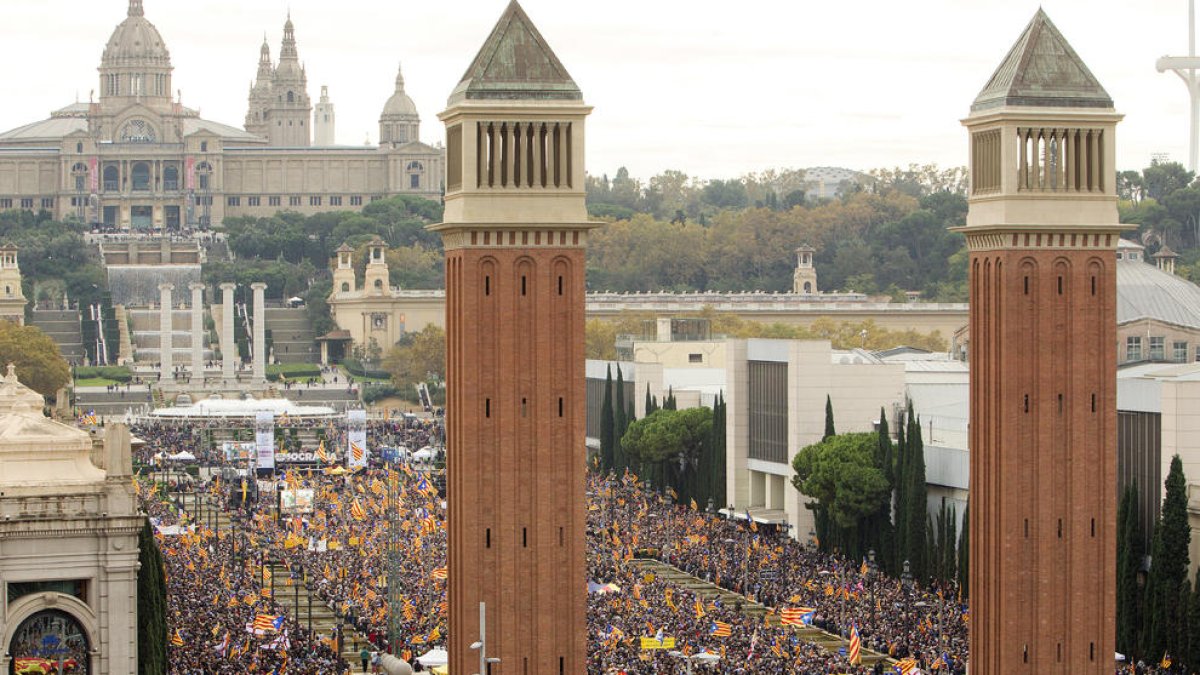 Milers de persones surten al carrer contra els judicis a càrrecs electes