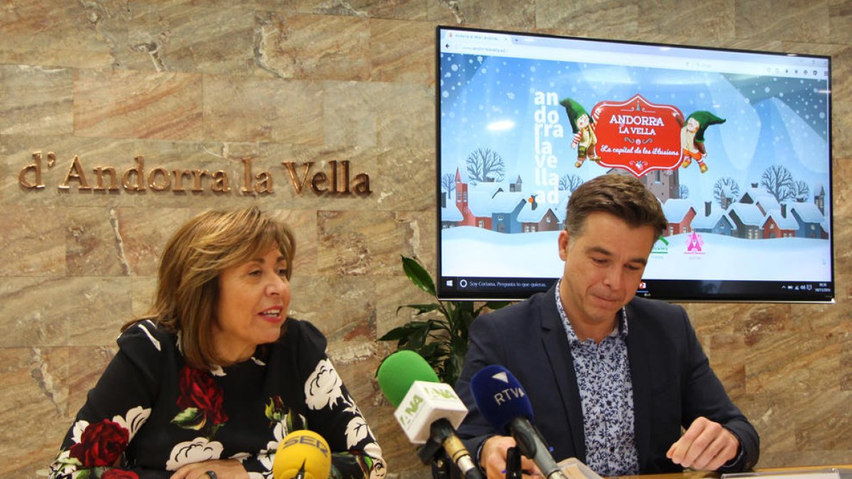 Els cònsols d'Andorra la Vella, Conxita Marsol i Marc Pons, presenten el Poblet de Nadal