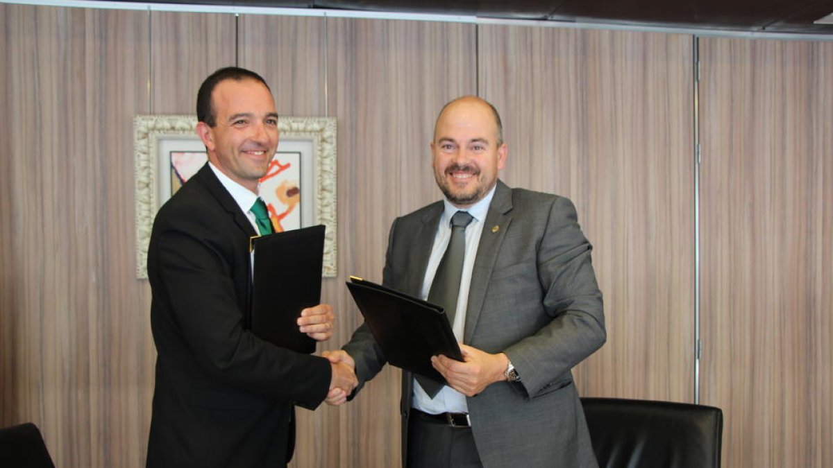 El ministre d'Ordenament Territorial i el cònsol major d'Encamp, desprès de la firma