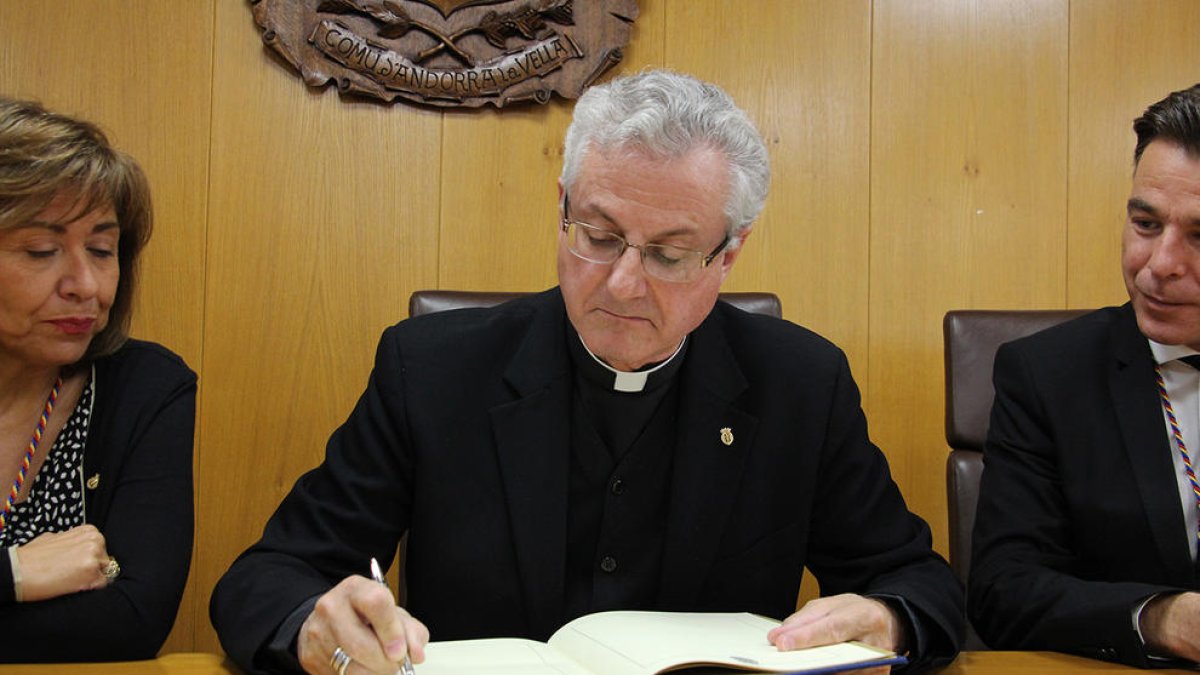 El copríncep episcopal, Joan-Enric Vives, signant el llibre d'or de la parròquia