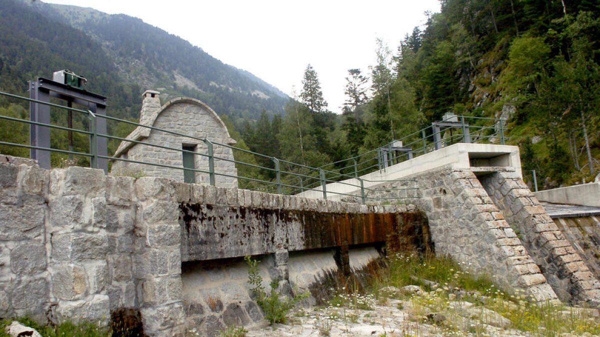 L'aigua de la presa de Ràmio evita el tall