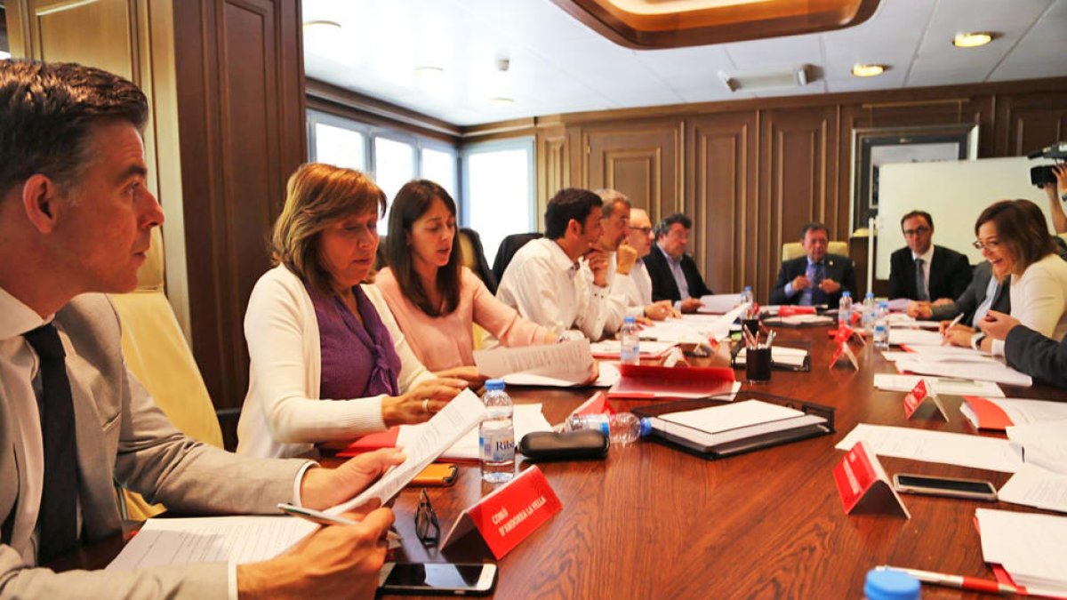 Els comuns limiten la cessió gratuïta de terrenys a Govern a set àrees