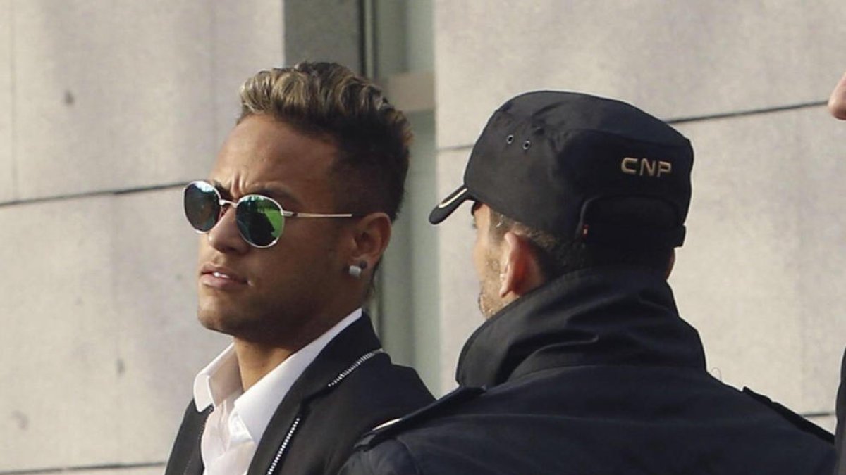 La fiscalia espanyola demana que Neymar vagi a judici