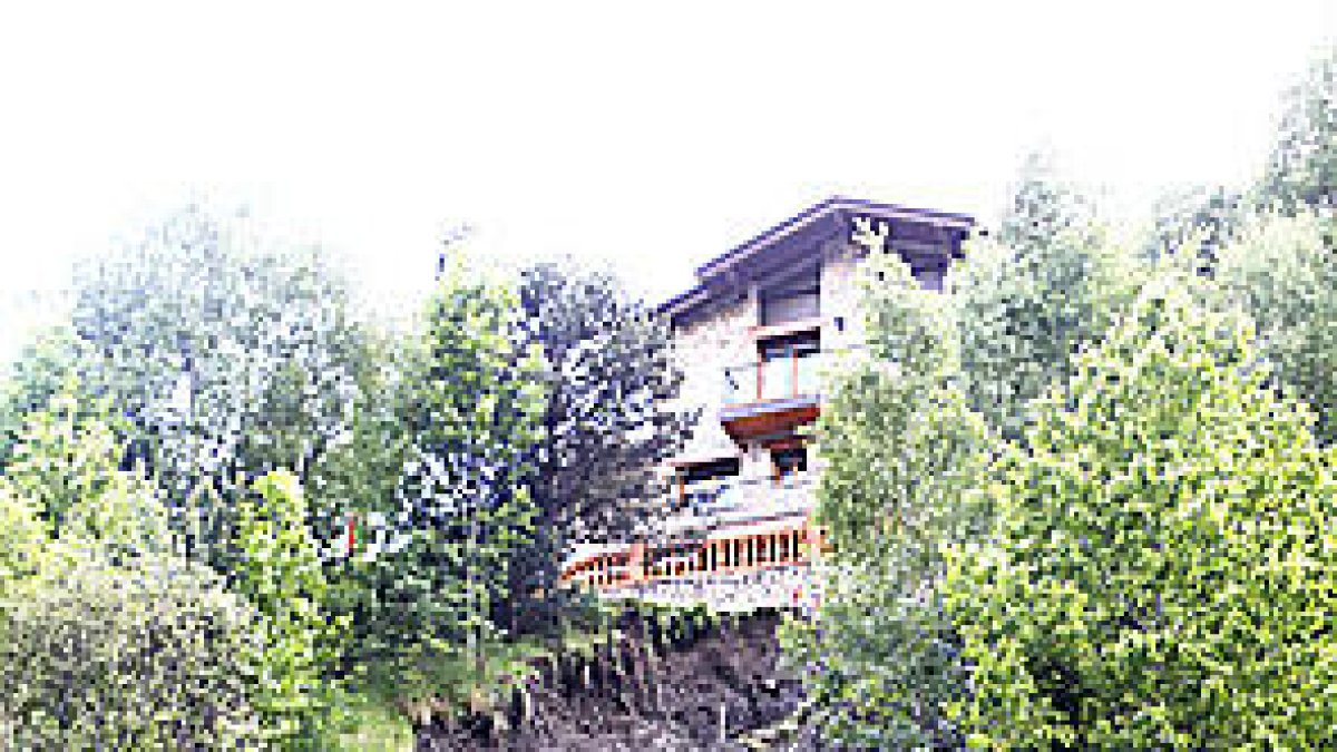 Una fuita d'aigua provoca una esllavissada en l'accés a la urbanització Sorribes