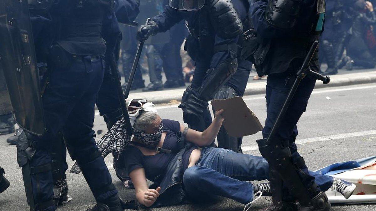 La major protesta contra la reforma laboral aplega milers de persones