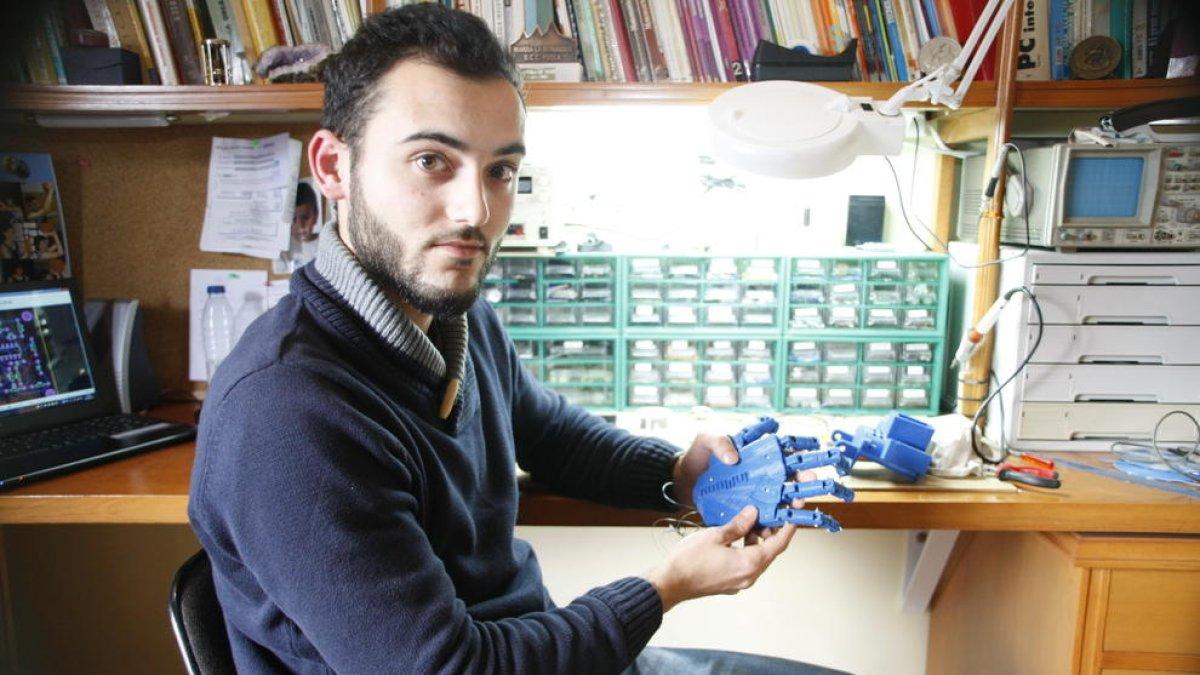 Una mà biònica es posa 'HoloLens'