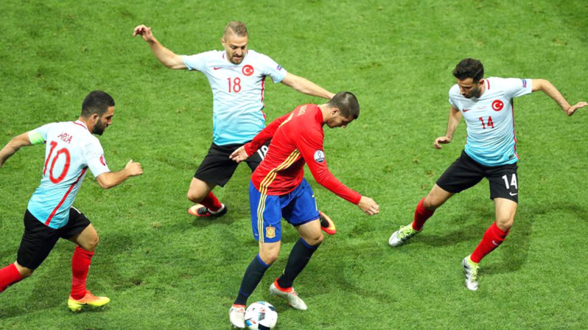 Espanya supera Turquia i entra a vuitens amb pas ferm