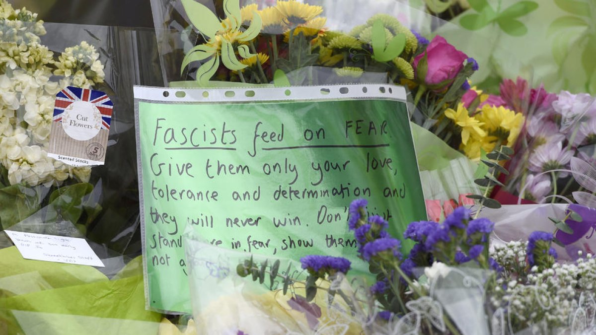 L'acusat de matar Jo Cox crida davant de la jutge “mort als traïdors”